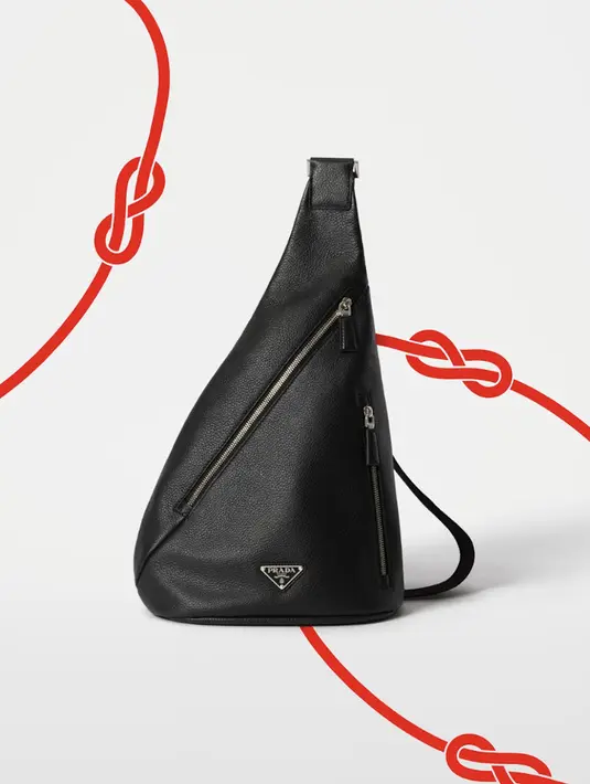 Ada juga versi baru logo Prada yang menggugah: tali berkelok-kelok yang mengelilingi huruf-huruf tersebut dengan mudah menumbuhkan kepala dan ekor dan berubah menjadi ular.