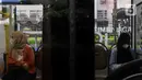 Penumpang berada di dalam bus TransJakarta di Halte TransJakarta Tosari, Jakarta, Rabu (1/3/2023). T TransJakarta menempatkan petugas TNI di halte dan armada bus TransJakarta guna mengantisipasi kejadian pelecehan seksual yang kerap terjadi di bus TransJakarta. (Liputan6.com/Herman Zakharia)