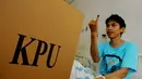 Seorang pasien menunjukkan jari kelingkingnya seusai menggunakan hak pilihnya di RS.Fatmawati, Jakarta Selatan, Rabu (9/4) (Liputan6.com/Andrian M Tunay)