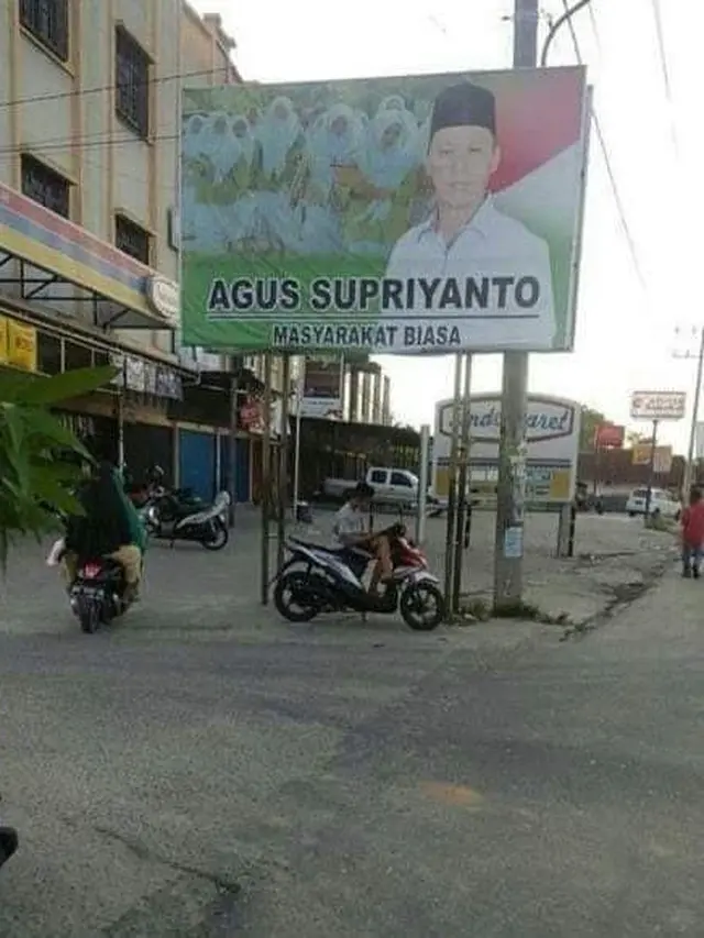 6 Spanduk Orang Biasa Ini Mirip Baliho Caleg, Bikin Ketawa Ngakak