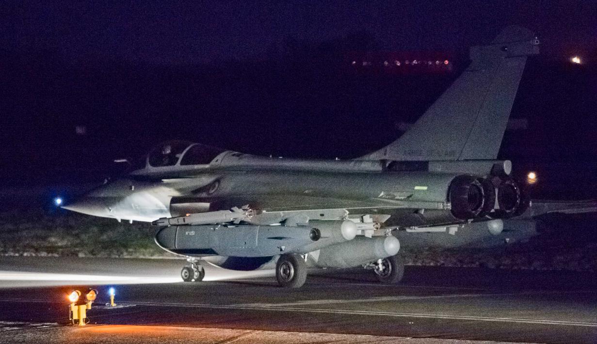 Jet tempur jenis Dassault Rafale milik Prancis bersiap untuk lepas landas di Pangkalan Udara Saint-Dizier, Jumat (13/4). Jet tempur itu berangkat ke Suriah membantu Amerika Serikat untuk melakukan penyerangan ke Damaskus. (ECPAD / AFP)