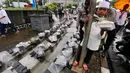 Seorang anak berpose di dekat helm dan tameng polisi yang diletakan di trotoar kawasan Sarinah, Jakarta, Jumat (2/12). Meski aksi 2 Desember telah usai, mereka tetap berjaga sampai situasi kondusif. (Liputan6.com/Ferbian Pradolo)