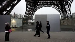 Kurang dari setahun sebelum Olimpiade Paris 2024, dengan upacara pembukaan di dekat sungai Seine, standar keamanan sudah tinggi. (AP Photo/Thibault Camus)