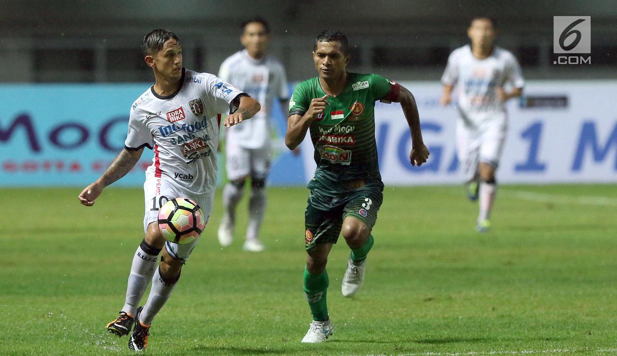 Pemain depan Bali United, Irfan Bachdim (kiri) berebut bola dengan gelandang PS TNI Abduh Lestaluhu dilanjutan Liga 1 Indonesia di Stadion Pakansari, Kab Bogor, Senin (10/7). Laga dimenangkan Bali United dengan skor 4-3. (Liputan6.com/Helmi Fithriansyah)