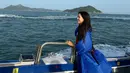 Setelah 15 tahun terdampar, Seo Mok Ha akhirnya diselamatkan. Dia tampak bahagia menikmati semilir angin di atas kapal yang datang menjemputnya. (Foto: Instagram/ eunbining0904)