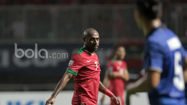 Menatap Tajam Lawan