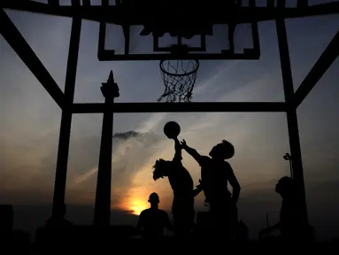 Sejumlah warga bermain basket di kawasan Monas, Jakarta, Jumat (11/10). Kawasan Monas menjadi pilihan warga Jakarta dan pekerja ibu kota untuk berolahraga sore. (Bola.com/Yoppy Renato)