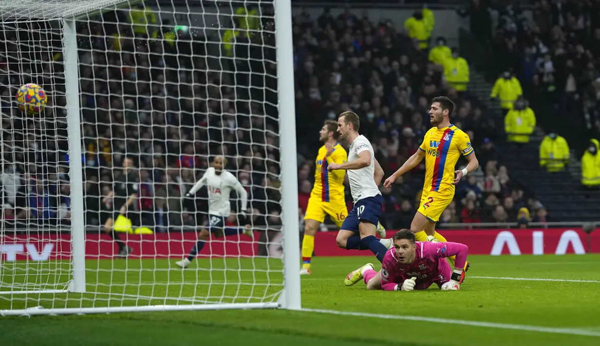 Pemain Tottenham Hotspur Harry Kane (ketiga kanan) berlari setelah mencetak gol ke gawang Crystal Palace pada pertandingan sepak bola Liga Inggris di White Hart Lane, London, Inggris, Minggu (26/12/2021). Tottenham Hotspur menang 3-0. (AP Photo/Alastair Grant)