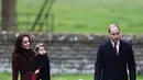 Kedatangan Pangeran William dan Kate Middleton bersama kedua anaknya Charlotte dan George saat itu kabarnya membuat masyarakat di sekitar Gereja senang, terlebih melihat aksi lucu ke dua anaknya. (AFP/Bintang.com)