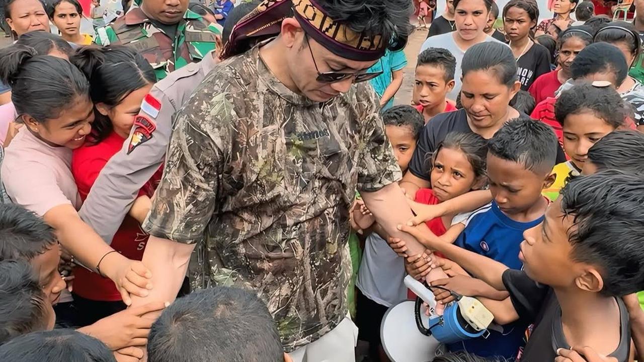 Potret Denny Sumargo Serahkan Bantuan Rp 1,7 Miliar untuk Korban Gunung Lewotobi di NTT