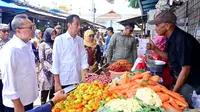 Presiden Jokowi (Kiri) didampingi Menteri Perdagangan Zulkifli Hasan (Kanan) mengecek harga sembako di Pasar Rogojampi Banyuwangi (Istimewa)