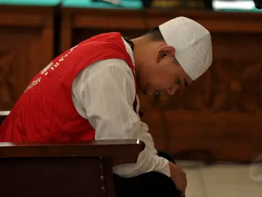 Guntur Bumi menjalani sidang pembacaan pleidoi atau nota pembelaan di Pengadilan Negeri Jakarta Selatan, Rabu (27/8/14). (Liputan6.com/Johan Tallo)