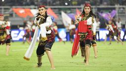 Mengusung tema "Jiwa Jawa Timur dalam Sepak Bola Modern", acara ini memadukan kekuatan budaya lokal, kemajuan kreativitas anak bangsa, serta semangat sportivitas yang menjadi fondasi liga profesional Tanah Air. (Bola.com/Abdul Aziz)