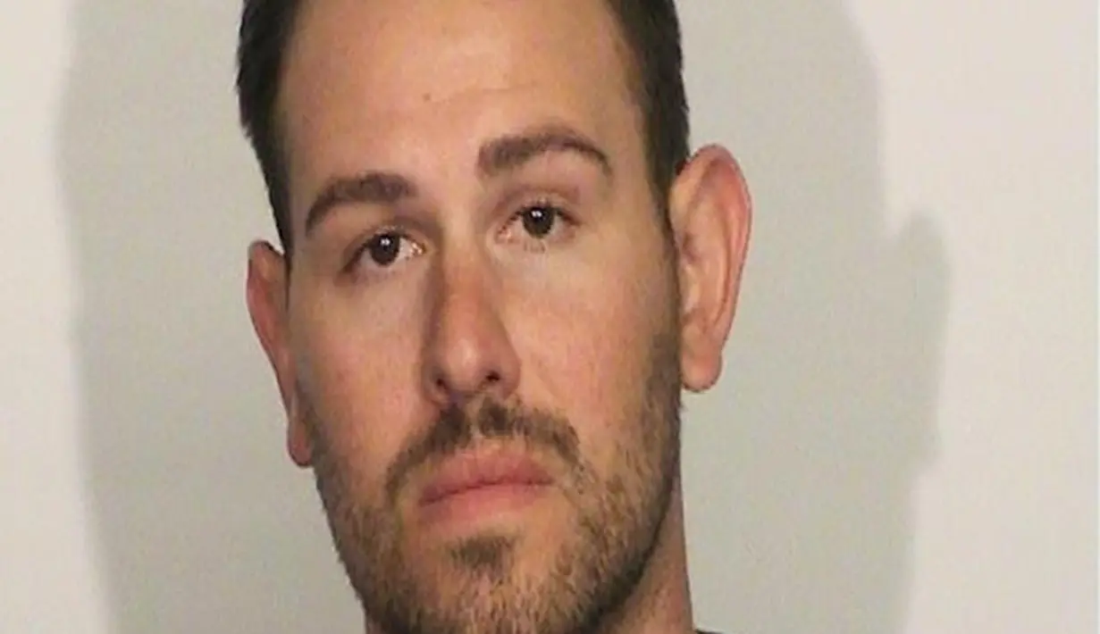 "Hey, kenapa kau melakukan itu? seru Justin Timberlake pada seorang pria yang telah menamparnya itu. Karena telah bertindak kasar dan kekerasan meskipun tak parah. (TMZ/Bintang.com)