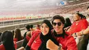 Tanpa kedua putri mereka, Aurel Hermansyah dan Atta Halilintar menikmati momen nonton pertandingan berdua dengan mengenakan jersey timnas merah yang serasi. [@aurelie.hermansyah].