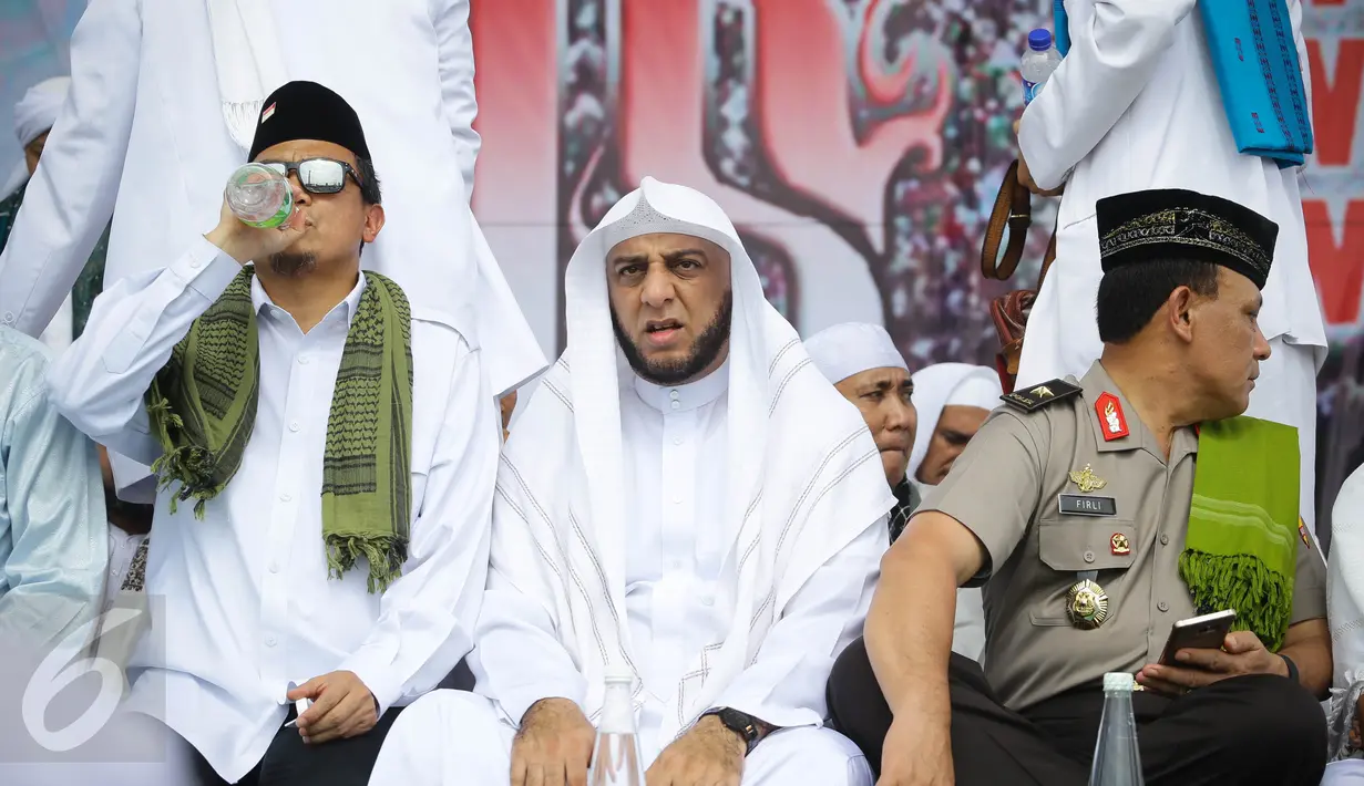 Ulama kondang Syekh Ali Jaber menghadiri Aksi Bela Islam Jilid III di lapangan Monas, Jakarta, Jumat (2/12). Di sana, Kapolri Jenderal Tito Karnavian juga ikut bergabung menggelar doa bersama dengan peserta demo 2 Desember. (Liputan6.com/Faizal Fanani)