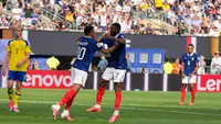 Pemain Prancis Kylian Mbappe, kiri, merayakan gol bersama rekan setimnya Ousmane Dembele setelah mencetak gol dalam laga babak 32 besar Piala Dunia 2026 antara Prancis vs Swedia di East Rutherford, New Jersey, dekat New York, Selasa, 30 Juni 2026. (AP Photo/Seth Wenig)