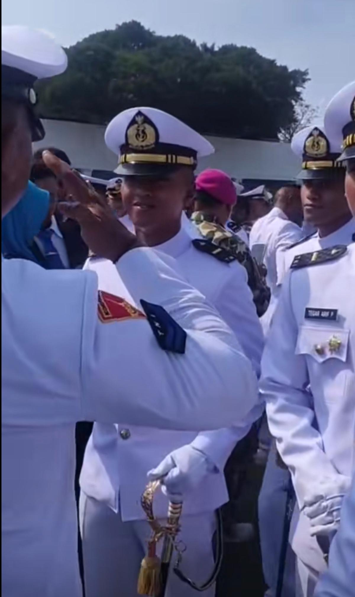 Momen Kopral Marinir Hormat ke Anaknya Perwira TNI AL Bikin Bangga