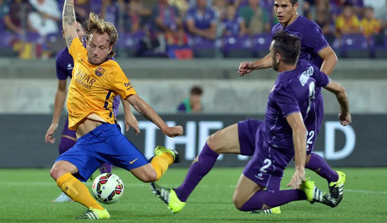 Bek Fiorentina, Gonzalo (kanan) berusaha merebut bola dari gelandang Ivan Rakitic saat International Champions Cup (ICC) 2015 di Stadio Artemio Franchi, Senin (3/8/2015). Fiorentina menang atas Barcelona dengan Skor 2-1. (AFP PHOTO/TIZIANA FABI)