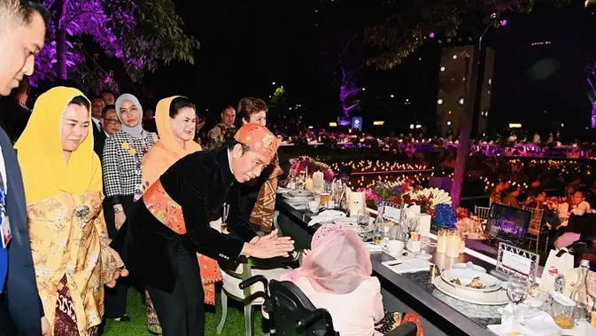 <p>Presiden Joko Widodo (Jokowi) dan Ibu Negara Iriana Jokowi bersama dengan mantan Ibu Negara Sinta Nuriyah Wahid dan putrinya Yenny Wahid saat gala dinner KTT ASEAN 2023 di Hutan Kota Gelora Bung Karno (GBK), Jakarta, Rabu (6/9/2023). (Dok. Muchlis Jr/Biro Pers Sekretariat Presiden)</p>