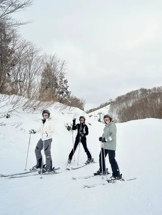 Begini momen seru Dian Sastro saat menjajal ski salju di Negeri Sakura yang berada di Gala Yuzawa Snow Resort. Tetap tampil stylish dengan jaket saljunya, penampilannya pun banya dipuji oleh netizen. (Liputan6.com/IG/@therealdisastr)