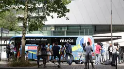 Awak media dan fans memadati hotel tempat tim Prancis tinggal jelang laga final Piala Eropa 2016. (Bola.com/Vitalis Yogi trisna)