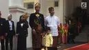 Presiden Joko Widodo bersama putranya Gibran Rakabuming Raka dan cucunya Jan Ethes jelang upacara HUT ke-74 RI di Istana Negara, Sabtu (17/8/2019). Jokowi bersama Gibran dan Jan Ethes mengenakan pakaian adat Bali. (Liputan6.com/Lizsa)