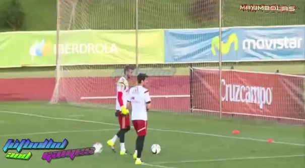 David De Gea kolongi seniornya Iker Casillas saat latihan Timnas Spanyol.