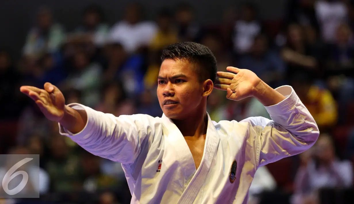 Karateka Jawa Barat, Rahmad saat berlaga di final Kata Putra Perorangan PON XIX di GOR Sabuga, Bandung, Minggu (18/9). Rahmad berhasil meraih emas setelah unggul atas karateka Jambi, Erlando Stevano. (Liputan6.com/Helmi Fithriansyah)