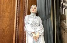 7 Gamis Brokat Warna Pastel Ala Dinda Hauw, Tampil Anggun dan Modis