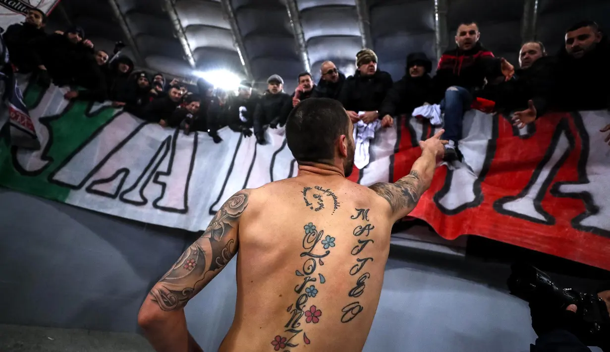 Pemain AC Milan, Leonardo Bonucci menyapa penonton usai menundukkan Lazio pada semifinal Coppa Italia di Stadio Olimpico, Roma, Italia, Rabu (28/2). AC Milan akan menghadapi Juventus di final. (Angelo Carconi/ANSA via AP)