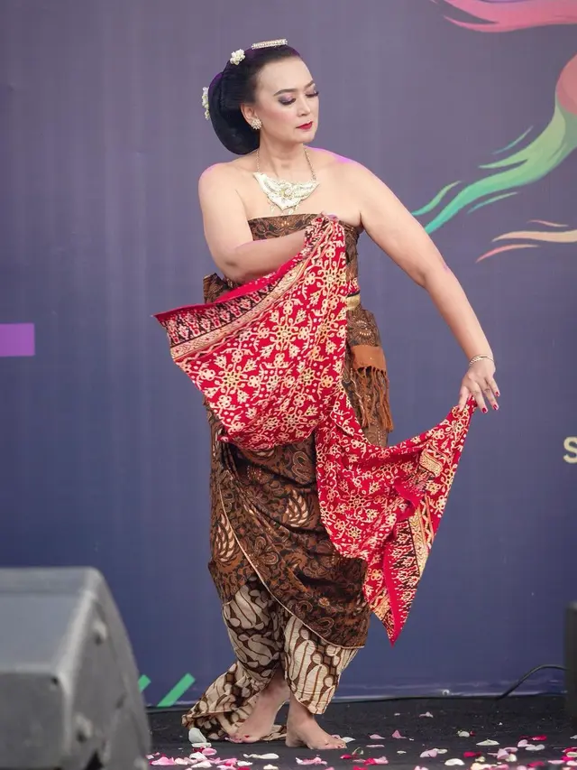 Ira Wibowo menari tarian Jawa (Instagram/irawbw)