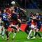 Bek AC Milan asal Jerman Malick Thiaw (kiri) dan gelandang Inter Milan asal Italia Davide Frattesi melompat untuk merebut bola selama pertandingan sepak bola semifinal leg kedua Coppa Italia antara Inter Milan dan AC Milan di stadion San Siro di Milan pada tanggal 23 April 2025.Piero CRUCIATTI / AFP