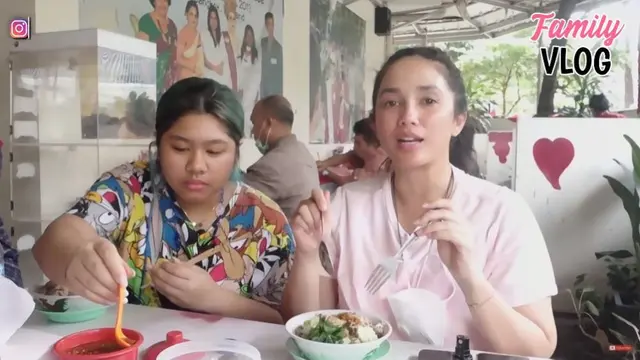 Ussy Sulistiawaty Makan di Pinggir Jalan