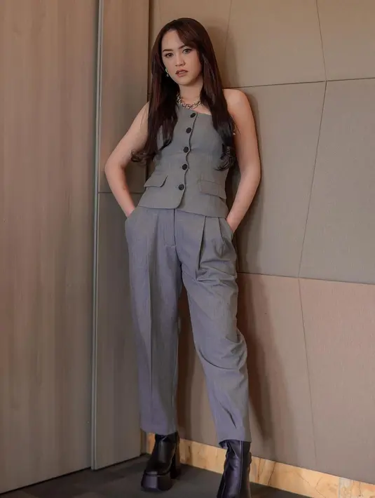 Happy memang terus mengeksplor gaya busananya seiring popularitasnya yang kian meroket. [Instagram/happy_asmara77]