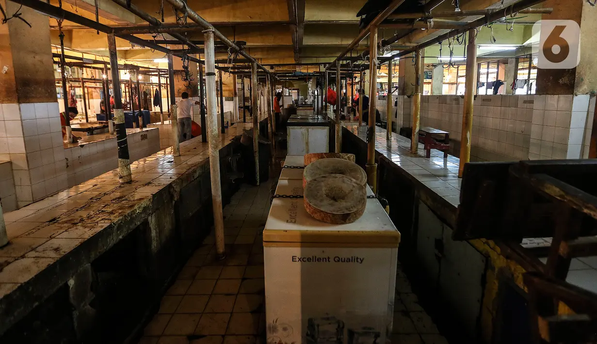 Sejumlah orang terlihat di antara los daging yang kosong akibat aksi mogok pedagang di Pasar Kebayoran, Jakarta, Rabu (20/1/2021). Aksi mogok jualan para pedagang daging sapi sebagai bentuk protes kepada pemerintah atas tingginya harga daging sapi sejak akhir 2020. (Liputan6.com/Johan Tallo)