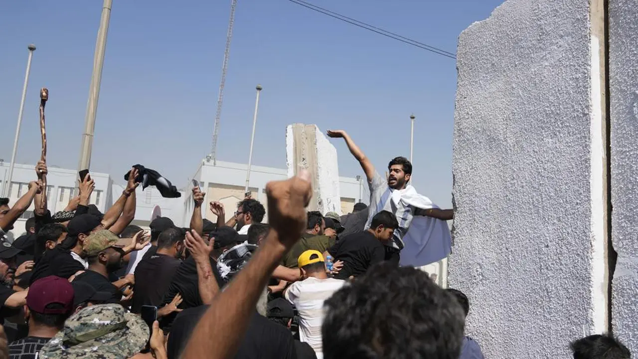 Pendukung Ulama Syiah Muqtada al-Sadr melakukan kerusuhan di Irak. Padahal, ulama itu pensiun dari politik agar suasana lebih tenang.