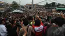 Pantauan Liputan6.com dilapangan, Jokowi beserta rombongan tiba di Pasar Kajen sekitar pukul 16.45 WIB. Massa yang telah berkerumun membuat rombongan terhadang, Pekalongan, Kamis (19/6/2014) (Liputan6.com/Herman Zakharia)