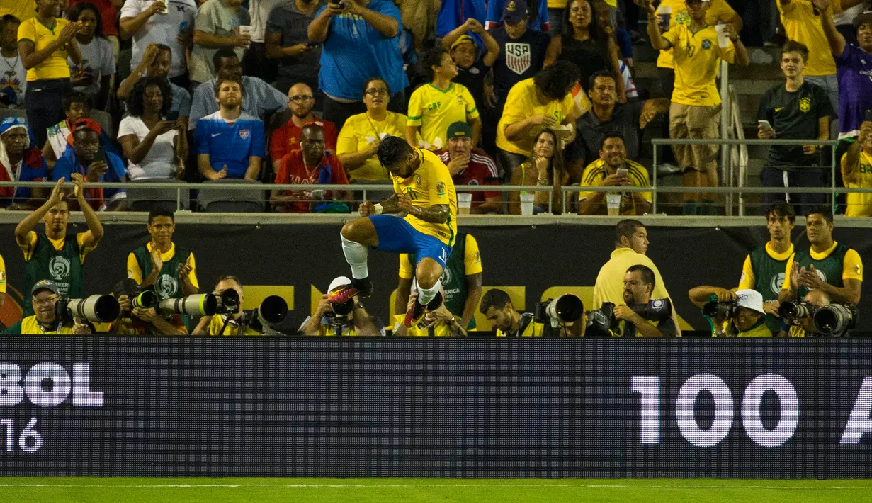 Penyerang Brasil, Gabriel melakukan selebrasi usai mencetak gol kegawang Haiti pada penyisihan grup Copa America Centenario 2016 di Stadion Camping World, AS (9/6). Brasil menang atas Haiti dengan skor 7-1. (Kim Klement-USA TODAY Sports)