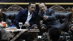 Ketua HUB antar Lembaga, Joko Sasmito dan ketua sementara/plt KY Maradaman Harahap berbincang saat 'Outlook' KY di Jakarta, Senin (25/1). Selama 2015 KY memaparkan sedikitnya 9 poin dalam capaiannya.  (Liputan6.com/Helmi Afandi)