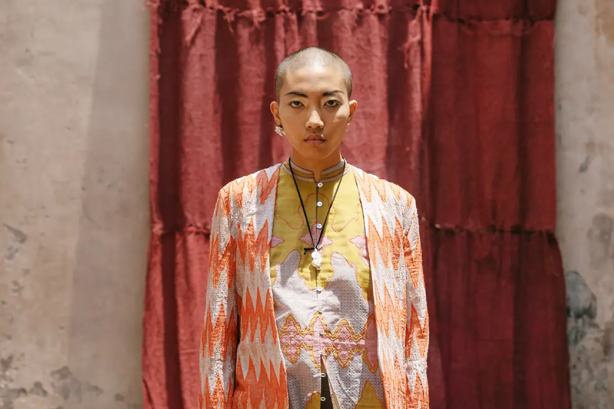 Visualisasi Sabung Ayam untuk Keagamaan dalam Koleksi Sapto Djojokartiko Spring/Summer 2021