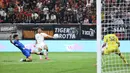 <p>Pemain Persija Jakarta, Aji Kusuma (tengah) melepaskan tendangan yang berusaha diblok pemain PSIS Semarang, Roger Bonet Badia pada laga turnamen mini RCTI Premium Sports di Jakarta International Stadium (JIS), Jakarta, Kamis (30/5/2024). (Bola.com/Abdul Aziz)</p>