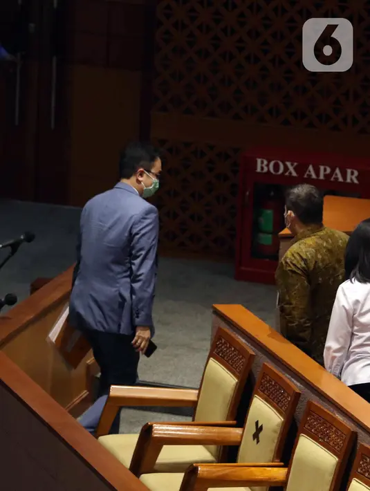 Wakil Menteri Perdagangan Jerry Sambuaga keluar ruang sidang paripurna DPR di Jakarta, Selasa (23/3/2021). DPR menunda Pembicaraan Tingkat II/Pengambilan Keputusan RUU Pengesahan Persetujuan Kemitraan Ekonomi Komprehensif Antara Republik Indonesia dan Negara-Negara EFTA. (Liputan6.com/Angga Yuniar)