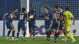 Pemain Arsenal Nicolas Pepe (tengah) melakukan selebrasi usai mencetak gol ke gawang Villarreal pada pertandingan leg pertama semifinal Liga Europa di Stadion Estadio de la Ceramica, Villarreal, Spanyol, Kamis (29/4/2021). Villareal menang 2-1. (AP Photo/Alberto Saiz)