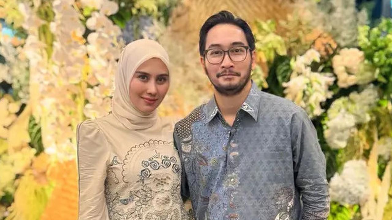 Potret Gamis Bordir Syahnaz Sadiqah saat Hadir di Pernikahan Anak Dedi Mulyadi, Anggun dan Kalem