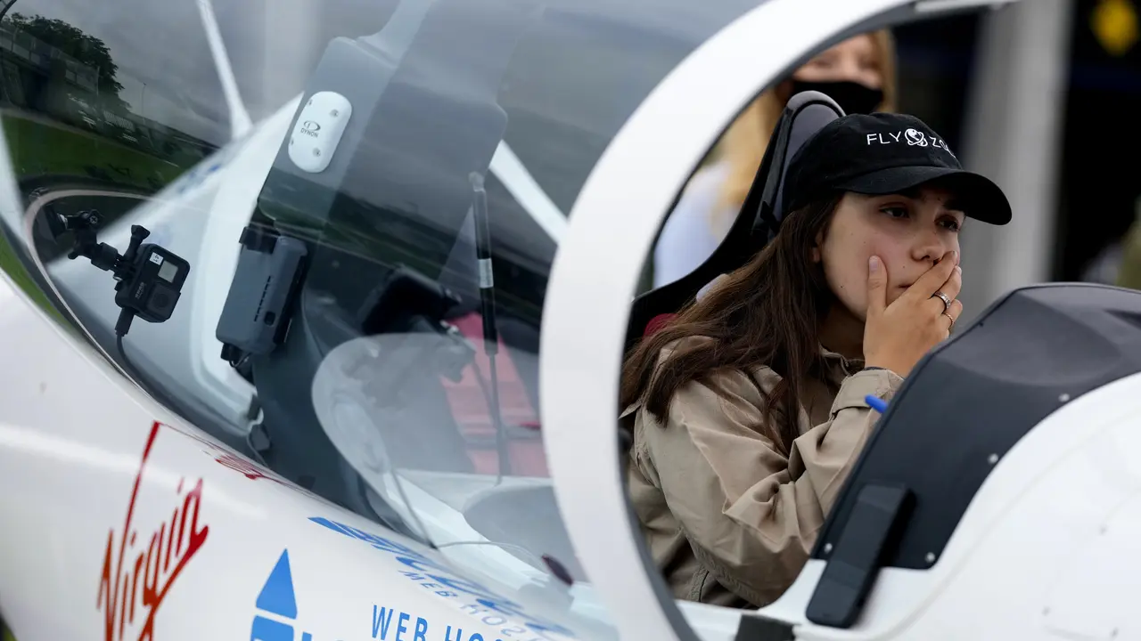 Zara Rutherford, Pilot Termuda yang Siap Memecahkan Rekor Berkeliling Dunia