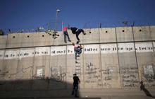 Perjuangan pria Palestina panjat tembok demi Jumatan di Al-Aqsa