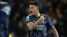 Arsenal berhasil memetik kemenangan saat berkunjung ke kandang Wolverhampton pada Jumat (11/02/2022). Hasil tersebut membuat The Gunners naik satu peringkat menggeser MU dari klasemen liga. Arsenal sejatinya memiliki poin yang sama namun memiliki jumlah gol yang lebih banyak. (AFP/Adrian Dennis)