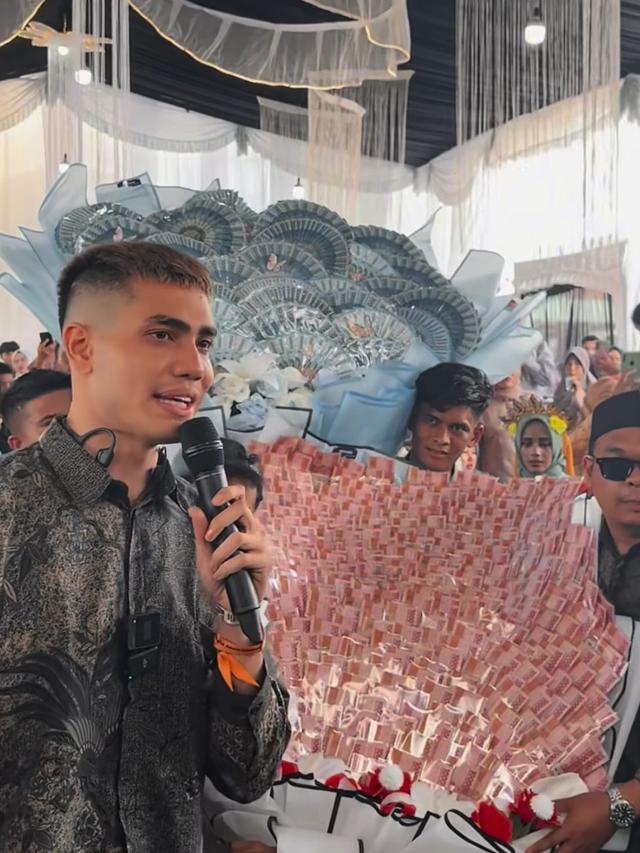 Momen Haru Aisar Khaled Beri Kejutan Rp100 Juta untuk Karyawannya yang Menikah (credit: https://www.instagram.com/aisar_khaledd/).