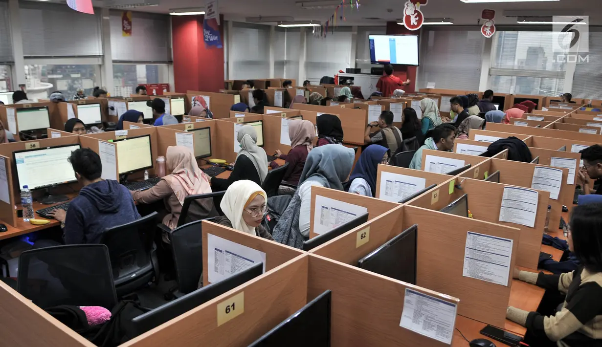 Aktivitas pekerja melayani konsumen via telepon dan internet saat Hari Belanja Online Nasional (Harbolnas) di kantor perusahaan e-Commerce JD.ID, Jakarta, Rabu (12/12). (Merdeka.com/Iqbal S. Nugroho)